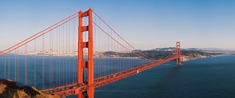 El Puente Golden Gate en San Francisco, California, un símbolo global de ingeniería y destino icónico para estudiantes en la costa oeste.